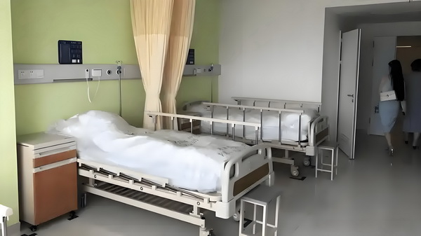 入深户去那个部门_变态男躲女神床下，尺度生猛的日本电影！ 向单王先位请妻子假生帮