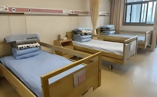 深圳测评入户_电影《南京照相馆》票房破4亿 电影南京照女儿待到百日时